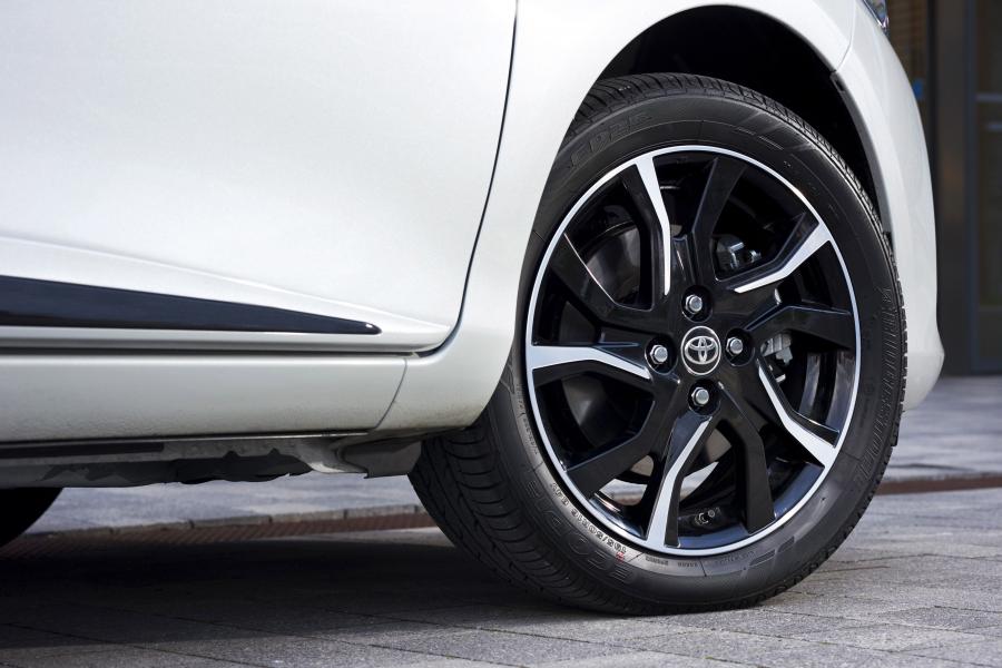 Колеса Toyota Yaris Bi-Tone 2017 года  (фото 5 из 36)